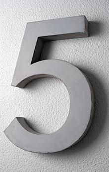 Husnumre i beton – lys duegrå