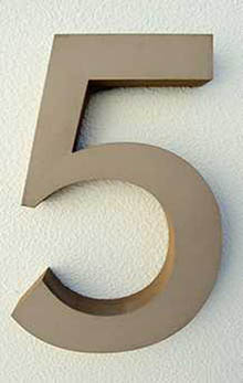 Husnumre i beton â lys umbrabrun