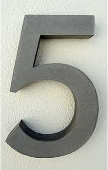 Husnumre i beton – mørk duegrå