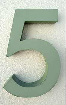 Husnumre i beton â lys lindgrĂžn